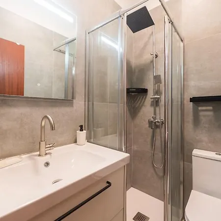 Gem - Cosy, Spacious & Close To The アパート