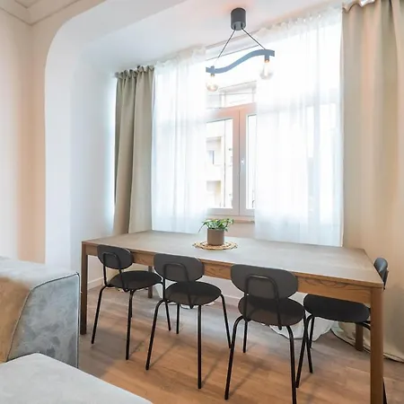 Gem - Cosy, Spacious & Close To The