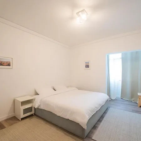 Apartment Gem - Cosy, Spacious & Close To The