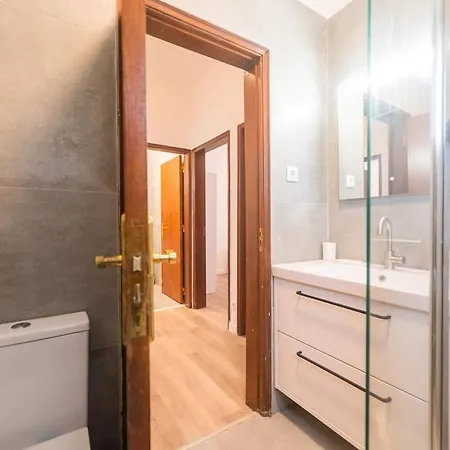 Gem - Cosy, Spacious & Close To The *